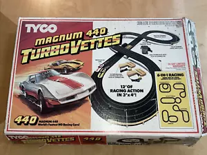 TYCO MAGNUM 440 TURBO VETTES SLOT 2 CORSIE SET COMPLETO RACING ELETTRICO N. 6210 - Foto 1 di 11