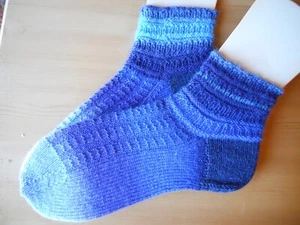 Handarbeit Strümpfe Größe 36 - 38 Blau Farbverlauf Struktur Reliefmuster - Bild 1 von 2