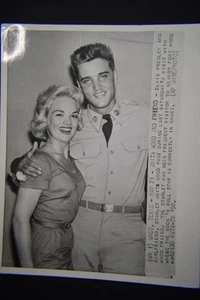 1958 ORIGINAL AP WIRE PHOTO OF ELVIS PRESLEY AND HIS GIRLFRIEND ANITA WOOD - Picture 1 of 1