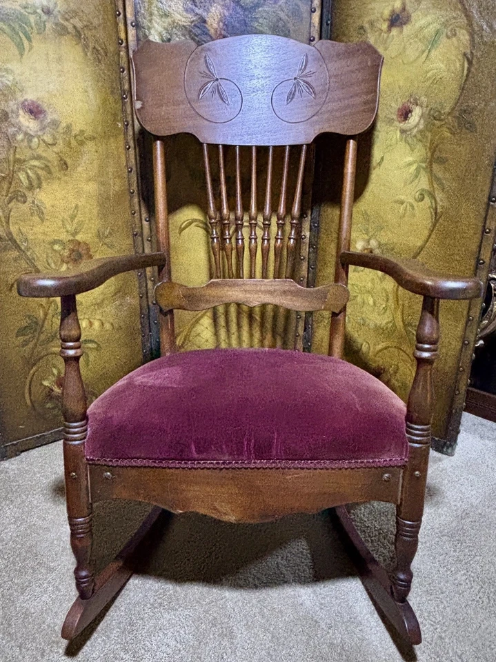 Antigua mecedora con respaldo de husillo con tallas asiento de terciopelo relleno Foto 1 de 4