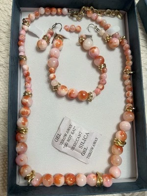 Juego de collar, pulsera y pendientes de cuentas de vidrio coralino. Espaciadores tono dorado Foto 1 de 2