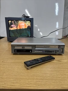 Hitachi DVD/VCR Combo DV-PF2U Lettore VHS Hi-Fi Registratore con Telecomando - Foto 1 di 21