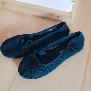 Pumps schwarze Spitze und Riemchen, Gr. 35, wunderschön, NEU !!! - Bild 1 von 3