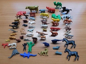 Vtg. Assorted 57 Toy Animals Farm Fish Dinosaurs Cows, Bears, Dogs, Etc. 1960's - Imagen 1 de 4