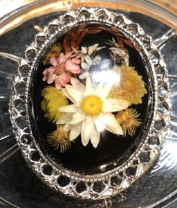 Vintage Real Dried Flowers Brooch Pendant in a Lucite Dome on a Silver Tone Meta - Picture 1 of 9