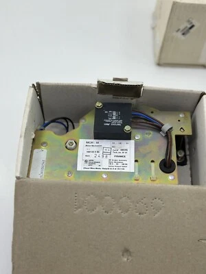 MECANISMO MOTOR MERLIN GERIN MCH-M 685765C 100/125V DC Foto 1 de 4