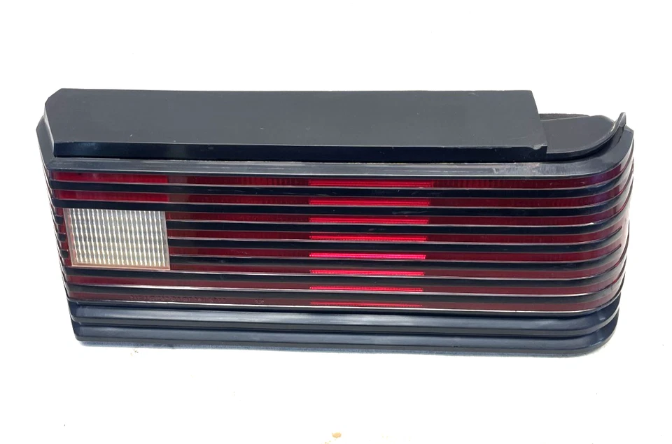 Conjunto de luz trasera de pasajero derecha Mopar 1983-1986 Dodge Daytona con moldura negra OEM Foto 1 de 4