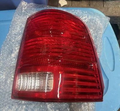 Luz trasera lateral pasajero Ford Explorer R KS-FR401 2002-2005 rota Foto 1 de 4
