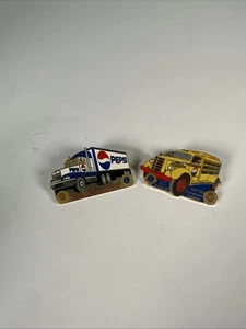 Pepsi Cola Camión de Entrega Sombrero Solapa Pin Metal y Esmalte Publicidad Promo x2 - Imagen 1 de 7