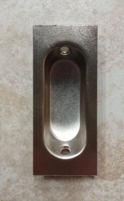 Pequeña taza de dedo rectangular empotrada tirador puerta corredera herrajes elección de acabado Foto 1 de 4