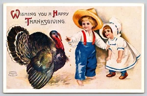 Postal Deseándote un Feliz Día de Acción de Gracias Saludo Niño y Niña Alimentando Pavo - Imagen 1 de 2