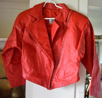 Chaqueta y falda de cuero rojo vintage años 80 Guido Gabrielli Buenos Aires S. 12 Foto 1 de 4
