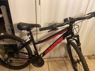 Bicicleta de Montaña Niña Mongoose Excursion LIGERAMENTE USADA, Rueda 24” - NEGRA/ROSA” Foto 1 de 4