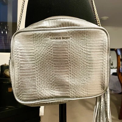 Victoria Secret Дамская сумка из искусственной кожи металлик серебро золотой цепи ремень отличном состоянии - Изображение 1 из 4