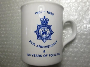 Suffolk Constabulary Police Gedenktasse 1967-1992 weiß & blau (hervorragend) - Bild 1 von 3