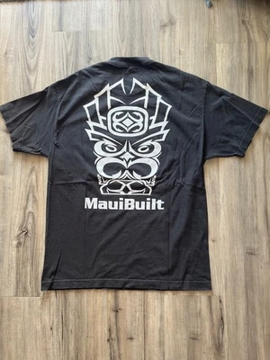 Camiseta para hombre Maui Built Surf gráfica tiki calavera logotipo negra para hombre’s Foto 1 de 4