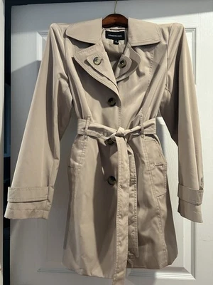 Gabardina London Fog impermeable clásico tostado con cinturón forrado de longitud media para mujer M’s Foto 1 de 4