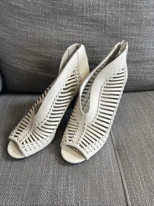 Vince Camuto Booties 7.5 M Off White Perforated Zip Up Open Toe Preowned - Picture 1 of 9