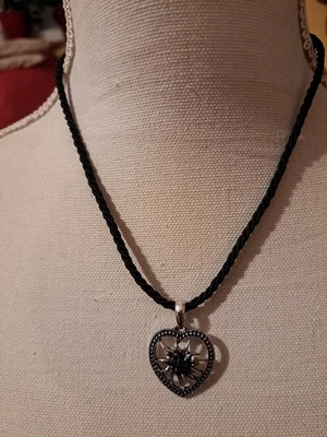 Kette mit Anhänger Herz schwarze Strasssteinchen Halskette Länge 44 cm neu - Bild 1 von 2