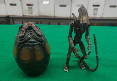 Hot Toys Snap Kits Aliens Xenomorph green 3.75” figure - Image 1 of 2