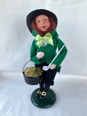 Duende bailarín irlandés Byers Choice Caroler con caldero/olla de oro y pipa Foto 1 de 4
