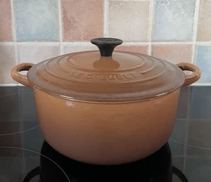 Le Creuset Brown 20cm Casserole Dish Round Lidded Pot Pan - VGC - Picture 1 of 8