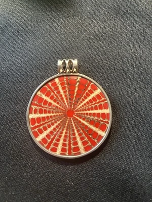 КУЛОН СОЛНЕЧНЫЕ ЧАСЫ SILPADA ИЗ СТЕРЛИНГОВОГО СЕРЕБРА С КРАСНОЙ СМОЛОЙ И РАКОВИНОЙ S1840 (L252) - Изображение 1 из 3