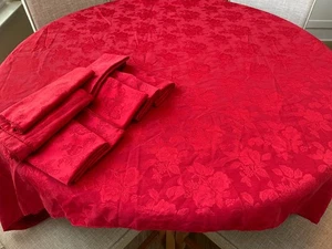 Vintage Tischdecke rot floral geprägt rechteckig 60x100 + 8 passende Servietten Nachlass - Bild 1 von 4