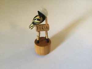 Spielzeug Holz Druck animierte AFRIKANISCHE ZEBRA Figur nie ausgestellt Knopf schief - Bild 1 von 5