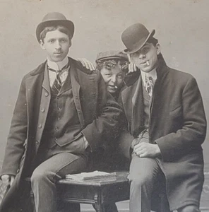 ANTIKES MONTIERTES FOTO ORIGINAL 3 JUNGE MÄNNER LÄCHELN ADRETTE ZIGARETTEN MODE  - Bild 1 von 4