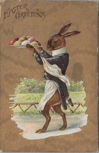 Conejo antropomórfico de Pascua camarero servir huevos lámina de oro 1910 - Imagen 1 de 2