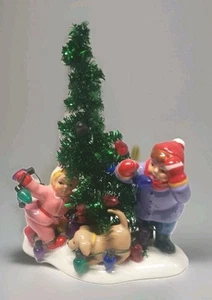Everyone Decorates The Tinsel Tree Dept 56 Christmas Original Snow Village 55420 - Foto 1 di 11