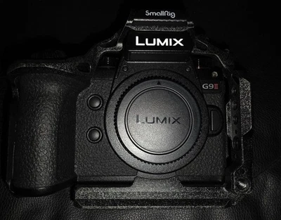 Cuerpo de cámara sin espejo Panasonic Lumix G9 II con jaula de plataforma pequeña Foto 1 de 3