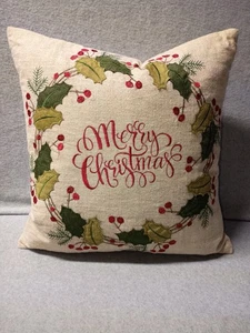Almohada Secret Celebrity Christmas 14x14, Feliz Navidad, Acebo y Bayas - Imagen 1 de 6