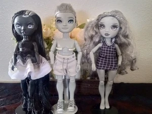 Set bestehend aus drei Rainbow High Shadow High Puppen - TLC - jeder Puppe fehlt eine Hand - Bild 1 von 13