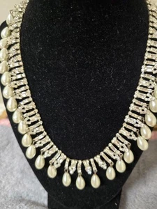 VINTAGE BEAUTY FAUX PEARL DROP AND CRYSTAL BAGUETTE NECKLACE - Picture 1 of 2