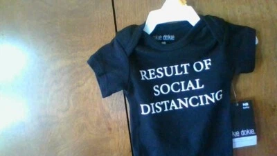 ¡NUEVO CON ETIQUETAS! "RESULTADO DEL DISTANCIAMIENTO SOCIAL" Recién Nacido 5-8lbs Corto Slv Body Okie Dokie Foto 1 de 4