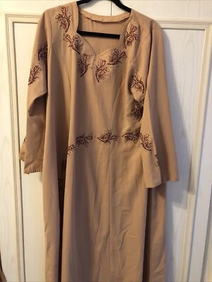 Vestido Largo Crème Biege Dorado Con Bordado Y Diamantado Con Bufandas Foto 1 de 4