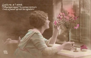 Alter französischer Liebesbrief Titel Postkarte Frau riecht Blumenstrauß RPPC  - Bild 1 von 2