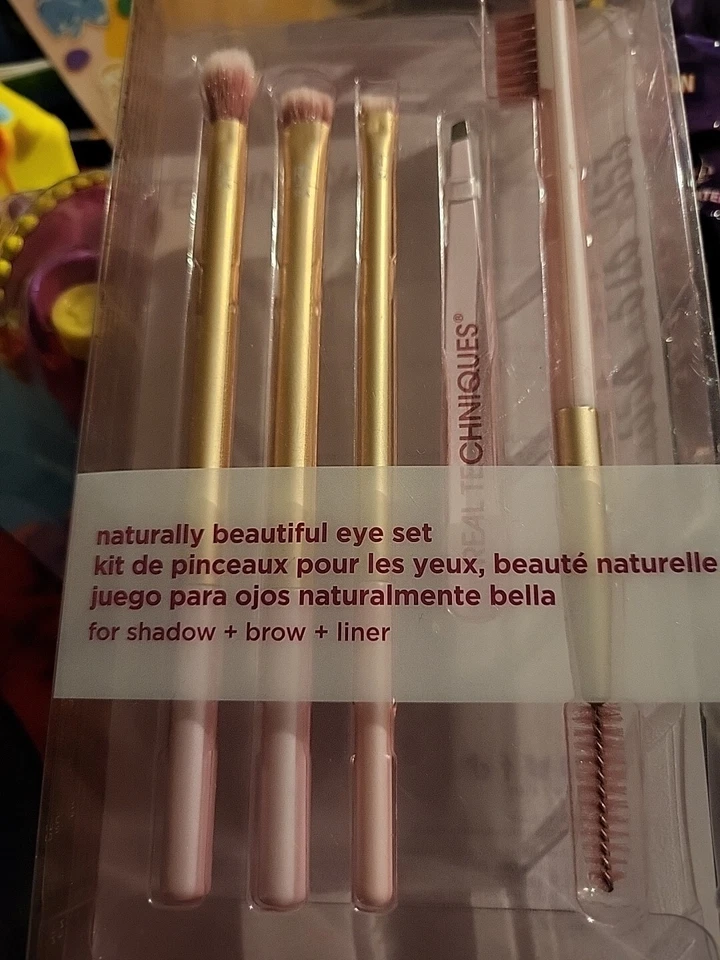 REAL TECHNIQUES Naturally Beautiful Eye Gift FREE XMAS GIFT BAG - Image 1 of 1