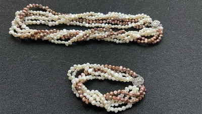 Conjunto de pulsera y collar iridiscente de perlas de agua dulce en marrón y blanco Foto 1 de 4