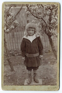 Photo cdv cab enfant dans les cerisiers en fleurs du jardin vers 1900 printemps