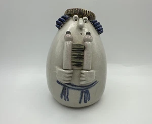 Estatuilla de colección Shlomo-Dube Israel cerámica artística rabino sosteniendo Torá Judaica - Imagen 1 de 12