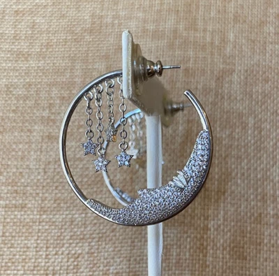 Brincos perfurados de argola Pavè CZ Moon & Stars por Eye Candy Los Angeles tom prata - Imagem 1 de 4