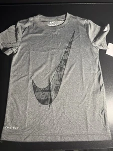 Nike Tee Boys Sustainable Materials  Unisex Size 5-6 Casual Short Sleeve Shirt - Picture 1 of 3