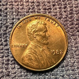 1982 P Misaligned Die Lincoln Memorial Cent. Error Coin - Picture 1 of 10