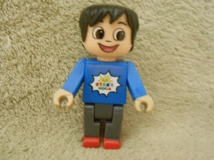 Ryan's world mini figure with small tablet/book-moveable arms & legs - Picture 1 of 5