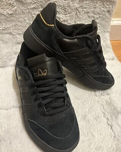 NEU Größe 4 Jugend - Adidas Tyshawn Low Schwarz Gold Metallic 2022 - Bild 1 von 7