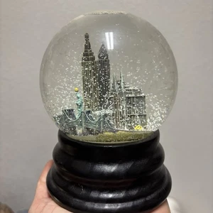 Saks Fifth Avenue New York City musikalische Schneekugel spielt New York New York Werke - Bild 1 von 8