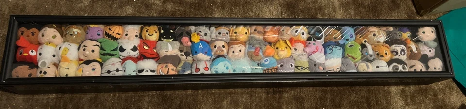 Pieza de arte Disney - Lote de 75+ peluches raros Disney Tsum Tsum en caja de sombra - Fuera de existencia Foto 1 de 4